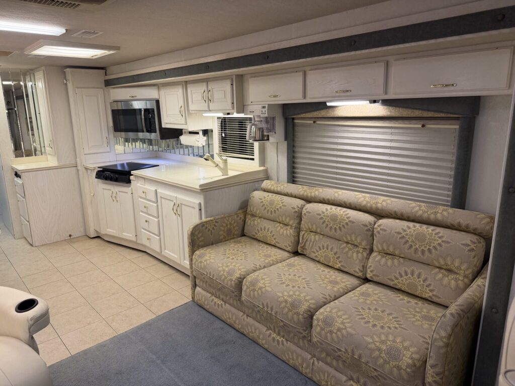 1999 Country Coach Allure 36 foot Dynomax chassis rare clean used diesel pusher