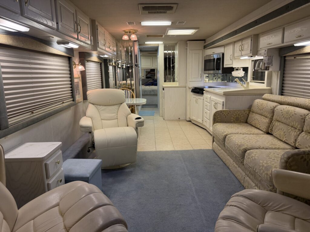 1999 Country Coach Allure 36 foot Dynomax chassis rare clean used diesel pusher