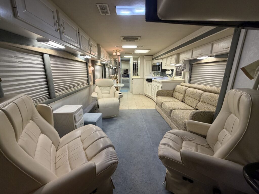 1999 Country Coach Allure 36 foot Dynomax chassis rare clean used diesel pusher
