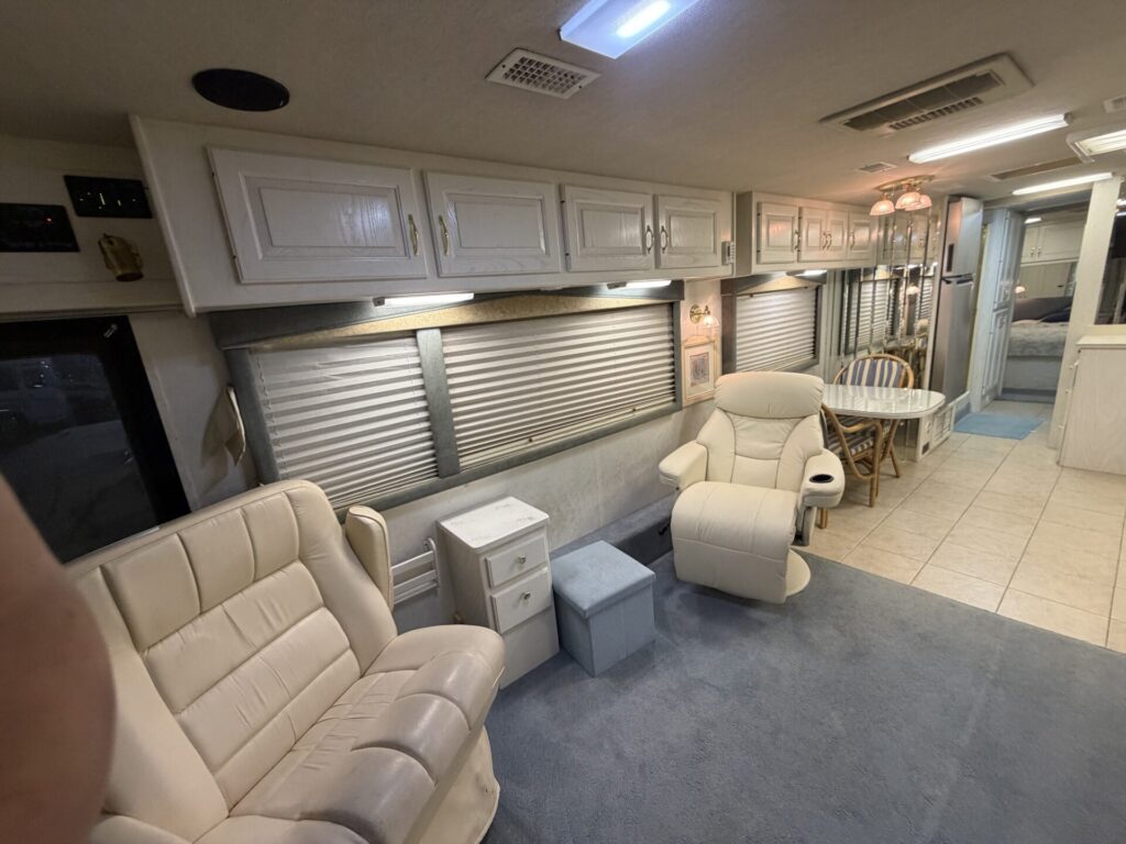 1999 Country Coach Allure 36 foot Dynomax chassis rare clean used diesel pusher