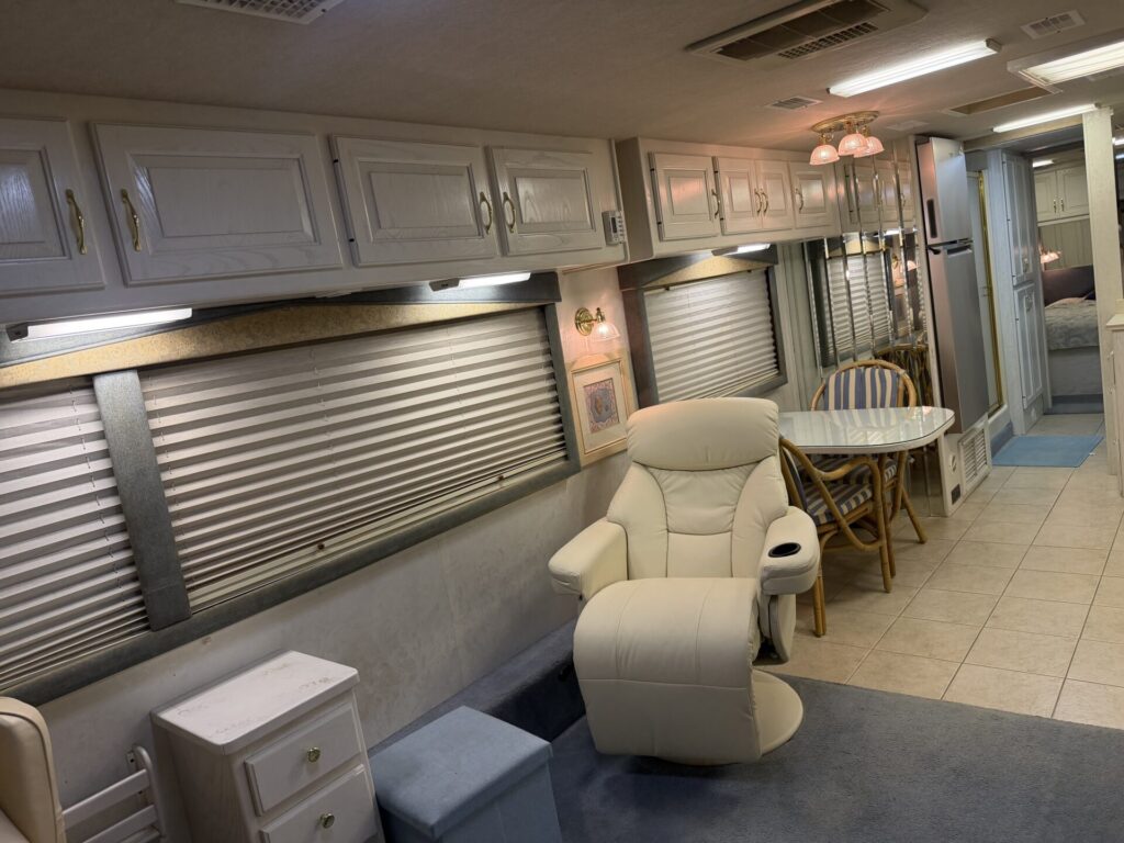1999 Country Coach Allure 36 foot Dynomax chassis rare clean used diesel pusher
