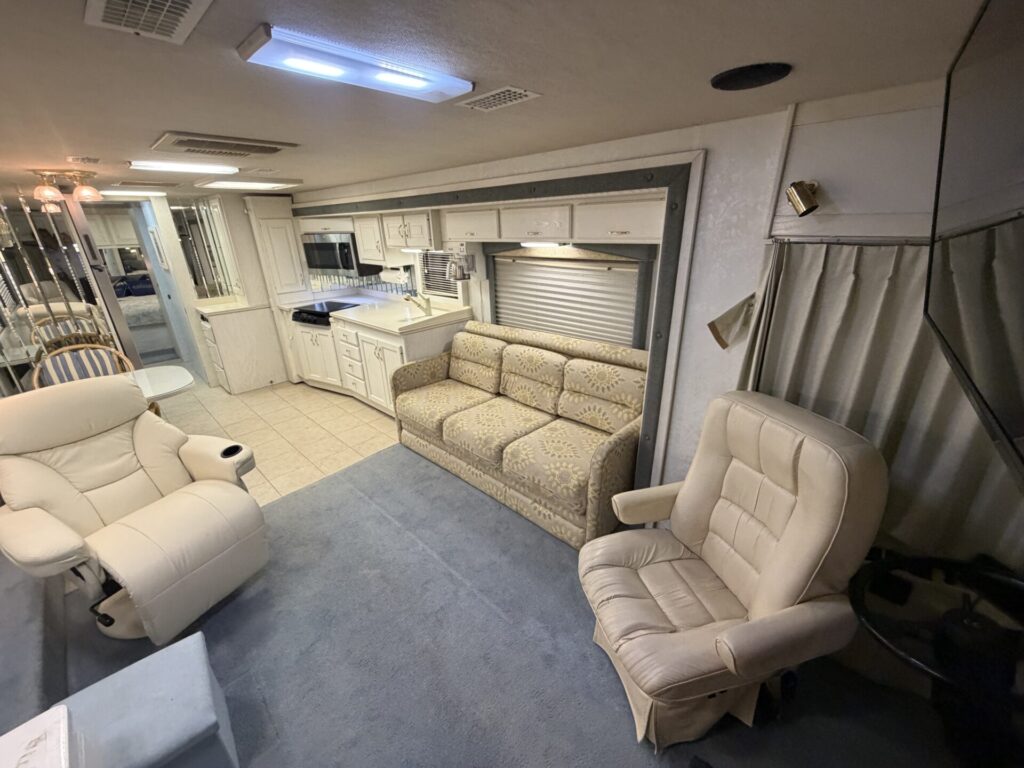 1999 Country Coach Allure 36 foot Dynomax chassis rare clean used diesel pusher