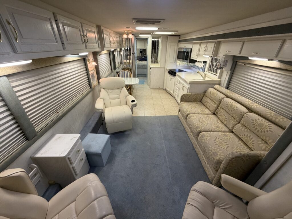 1999 Country Coach Allure 36 foot Dynomax chassis rare clean used diesel pusher