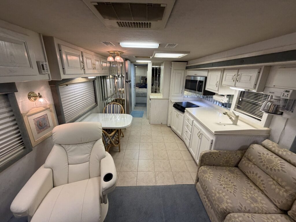 1999 Country Coach Allure 36 foot Dynomax chassis rare clean used diesel pusher
