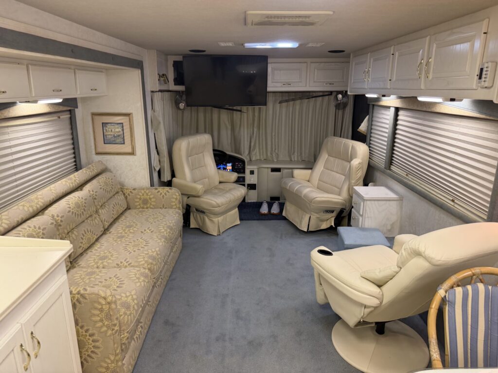 1999 Country Coach Allure 36 foot Dynomax chassis rare clean used diesel pusher