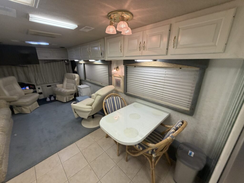 1999 Country Coach Allure 36 foot Dynomax chassis rare clean used diesel pusher