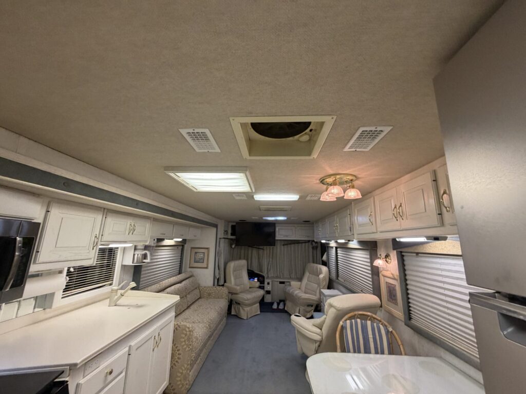 1999 Country Coach Allure 36 foot Dynomax chassis rare clean used diesel pusher