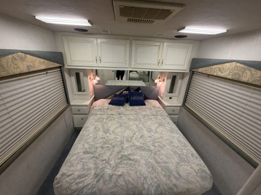 1999 Country Coach Allure 36 foot Dynomax chassis rare clean used diesel pusher