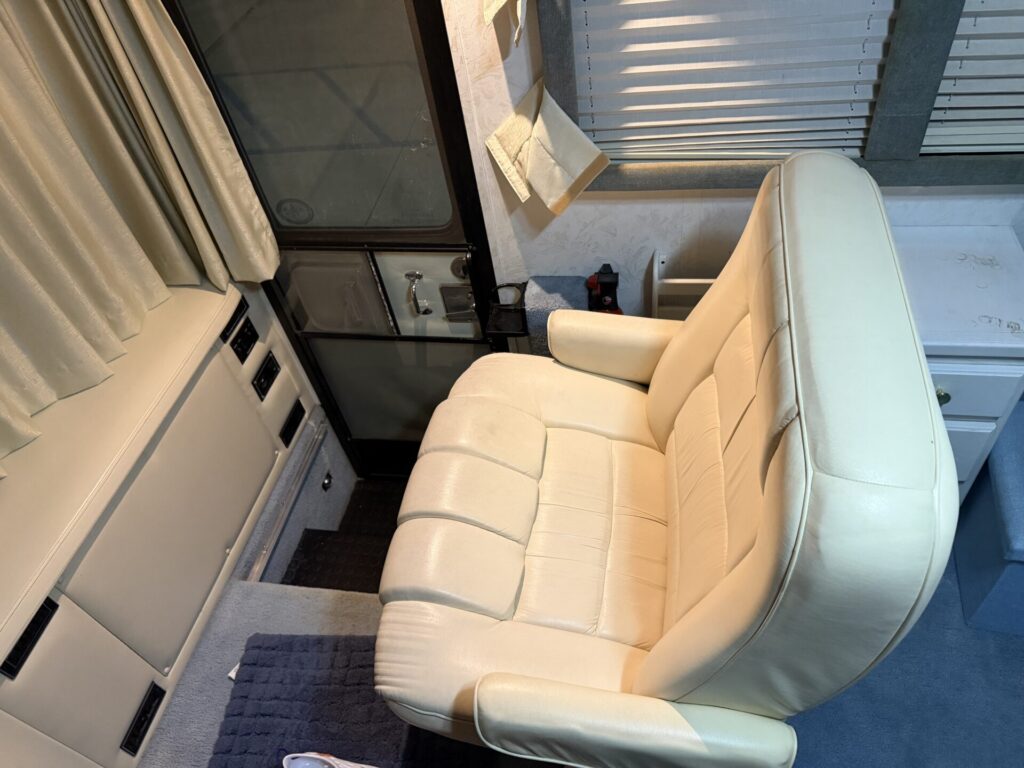 1999 Country Coach Allure 36 foot Dynomax chassis rare clean used diesel pusher