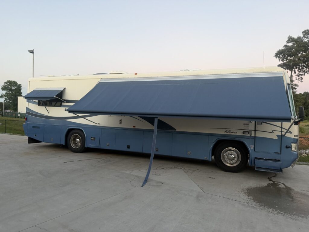 1999 Country Coach Allure 36 foot Dynomax chassis rare clean used diesel pusher