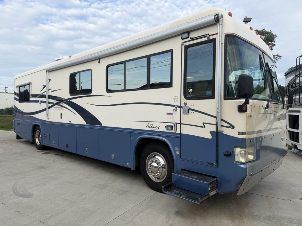 1999 Country Coach Allure 36 foot Dynomax chassis rare clean used diesel pusher