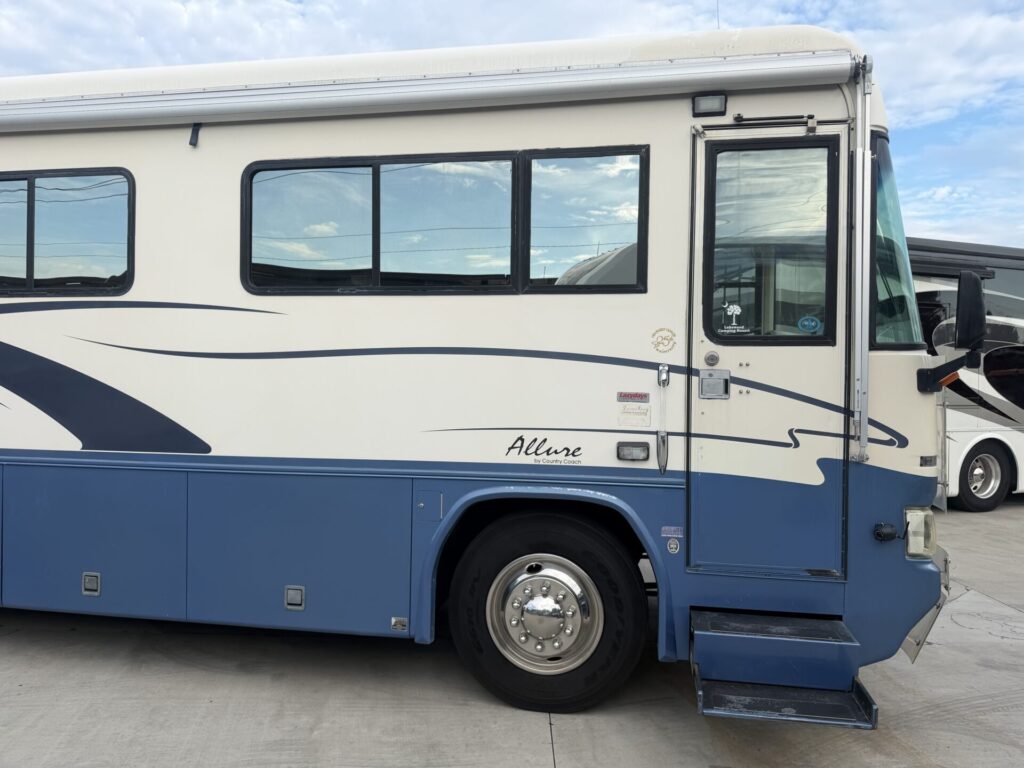 1999 Country Coach Allure 36 foot Dynomax chassis rare clean used diesel pusher