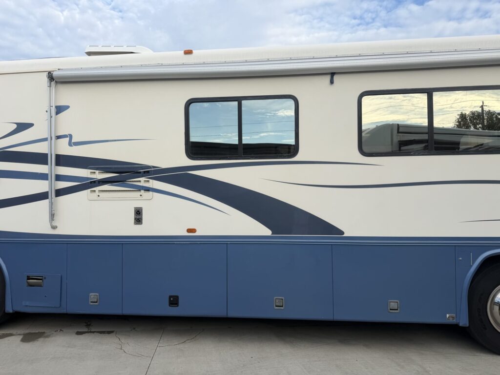 1999 Country Coach Allure 36 foot Dynomax chassis rare clean used diesel pusher