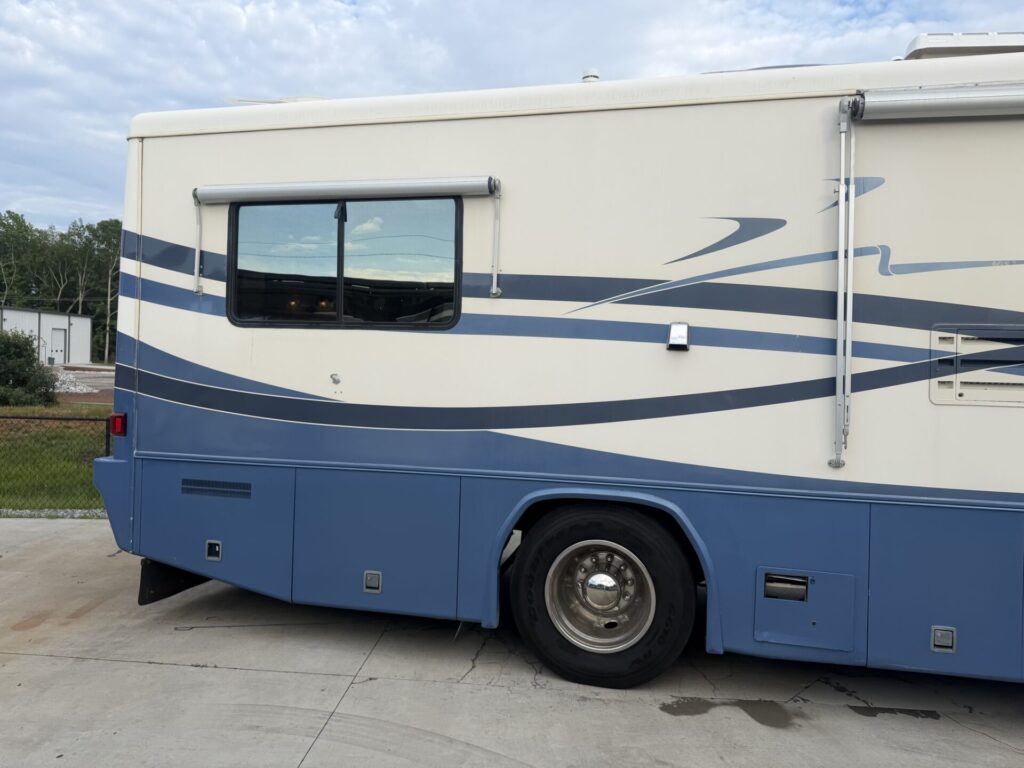1999 Country Coach Allure 36 foot Dynomax chassis rare clean used diesel pusher