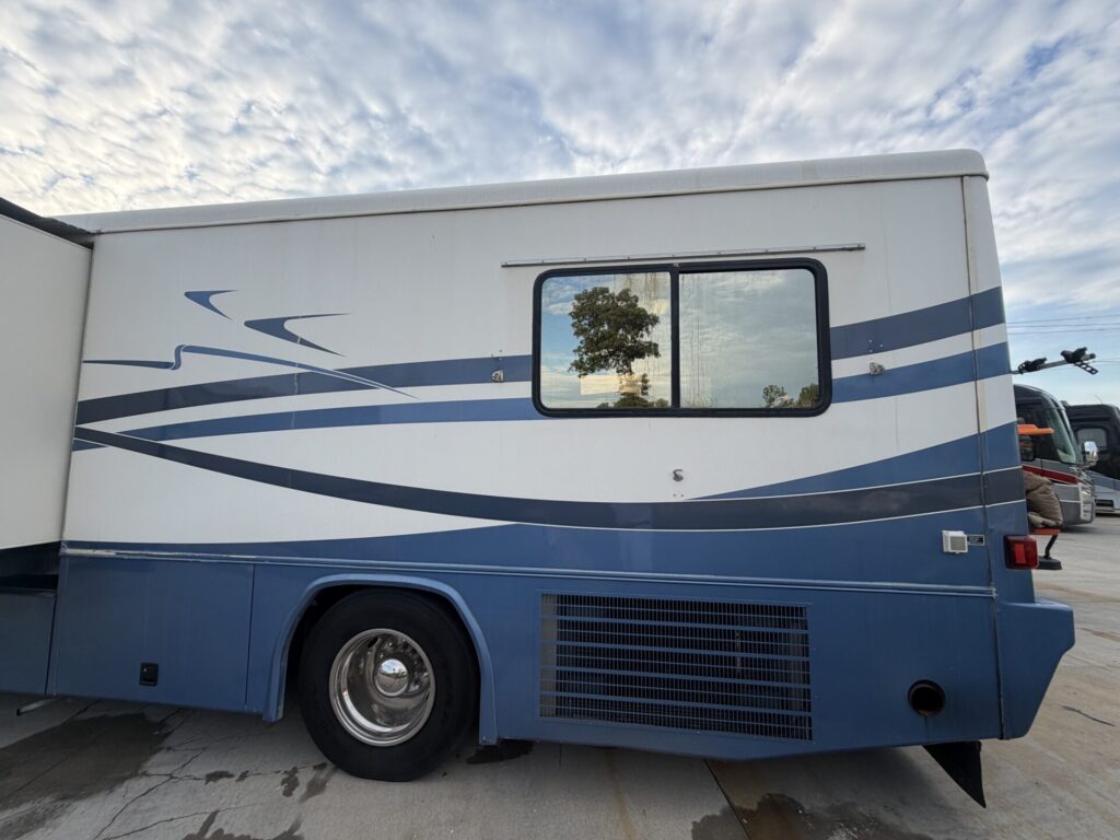 1999 Country Coach Allure 36 foot Dynomax chassis rare clean used diesel pusher