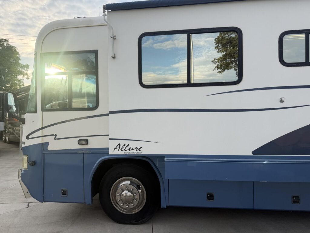 1999 Country Coach Allure 36 foot Dynomax chassis rare clean used diesel pusher