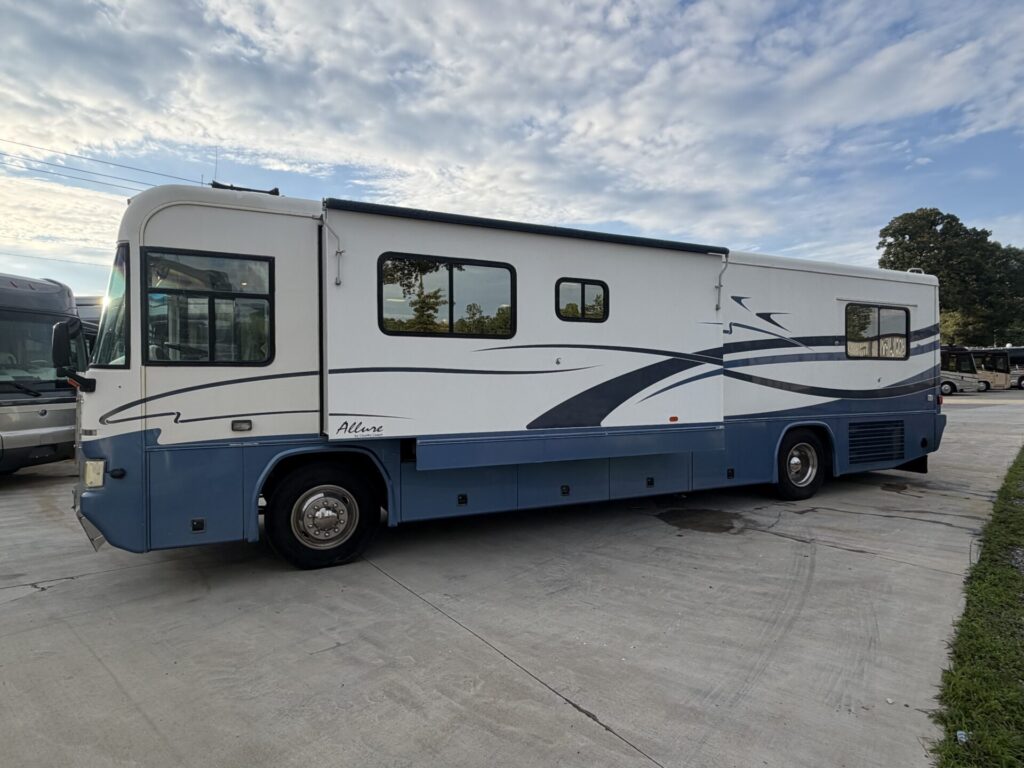1999 Country Coach Allure 36 foot Dynomax chassis rare clean used diesel pusher