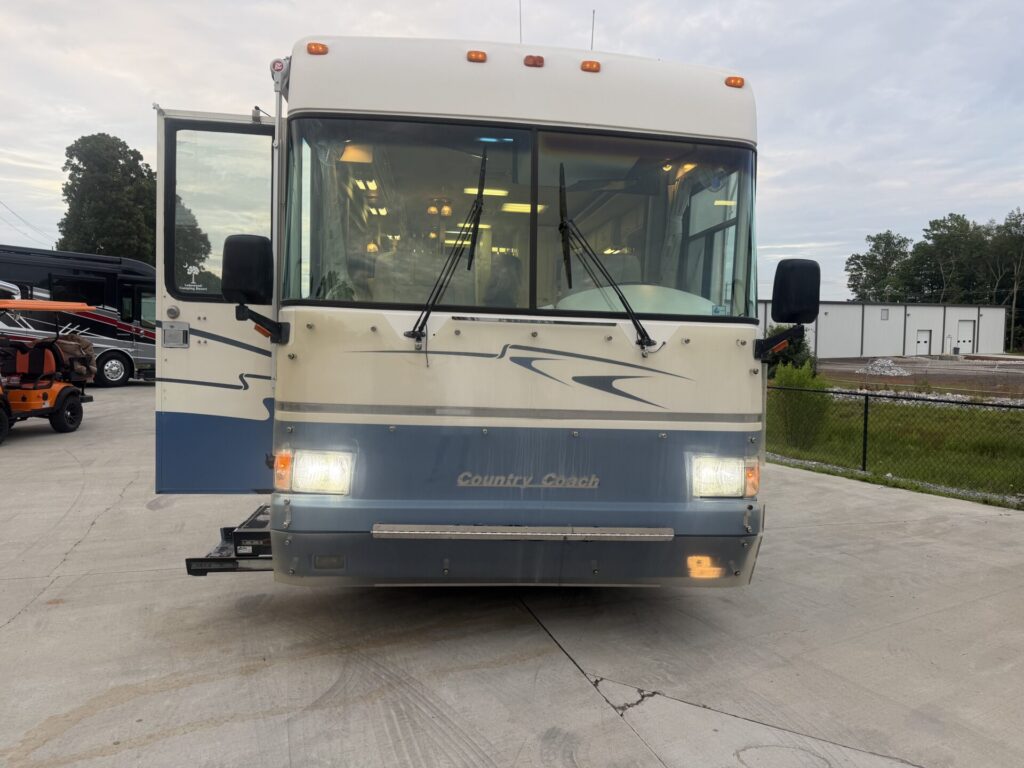 1999 Country Coach Allure 36 foot Dynomax chassis rare clean used diesel pusher
