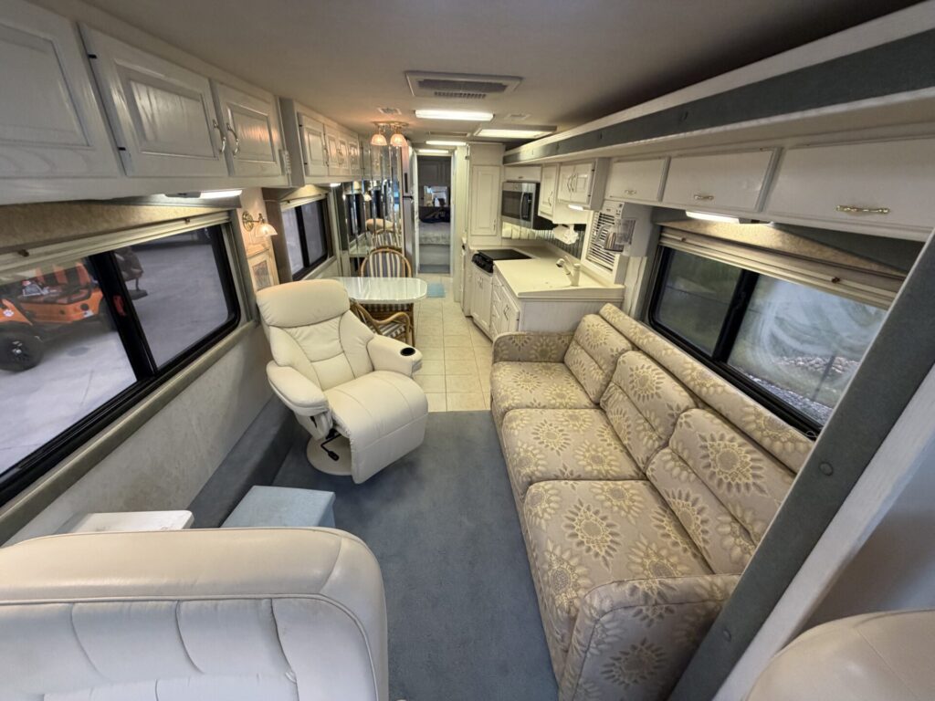 1999 Country Coach Allure 36 foot Dynomax chassis rare clean used diesel pusher