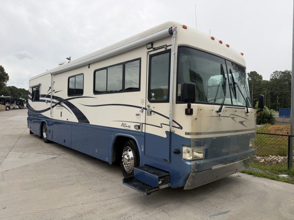 1999 Country Coach Allure 36 foot Dynomax chassis rare clean used diesel pusher