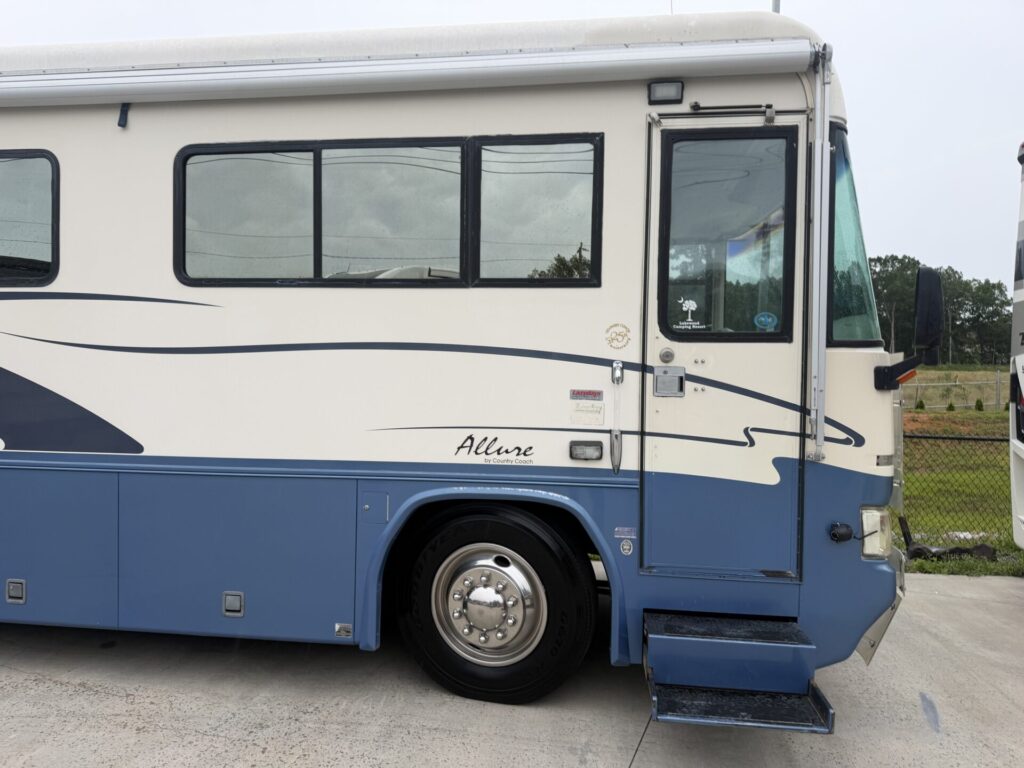 1999 Country Coach Allure 36 foot Dynomax chassis rare clean used diesel pusher