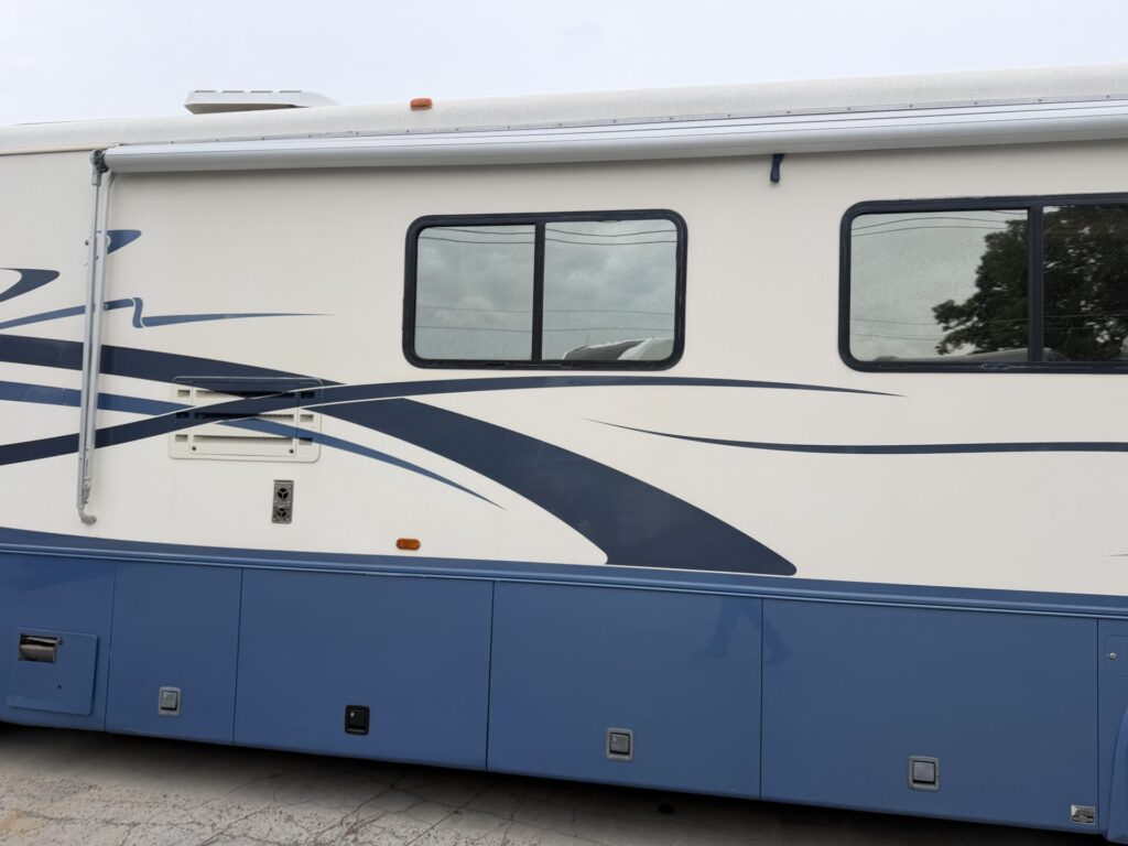 1999 Country Coach Allure 36 foot Dynomax chassis rare clean used diesel pusher