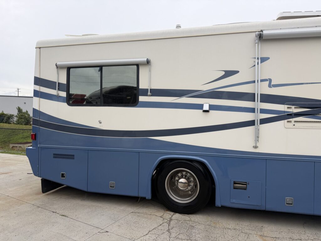 1999 Country Coach Allure 36 foot Dynomax chassis rare clean used diesel pusher